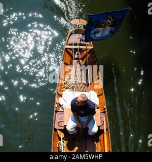 Mitglieder der Royal Swan Upping team Zeile in Boulters Sperren während der jährlichen Swan Upping am Dienstag, 16. Juli 2019 im Windsor, Themse. Swan Upping ist eine jährliche Veranstaltung in England, in denen Höckerschwäne auf der Themse aufgerundet, gefangen, Beringt, und anschließend freigegeben. Der Besitz von Schwänen in der Themse wird zu gleichen Teilen unter der Krone, der Winzer und der Färber" Unternehmen geteilt. Bild von Julie Edwards. Stockfoto