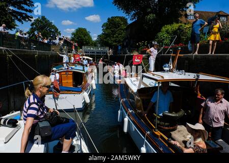 Mitglieder der Royal Swan Upping Team inside Boulters Sperren während der jährlichen Swan Upping am Dienstag, 16. Juli 2019 im Windsor, Themse. Swan Upping ist eine jährliche Veranstaltung in England, in denen Höckerschwäne auf der Themse aufgerundet, gefangen, Beringt, und anschließend freigegeben. Der Besitz von Schwänen in der Themse wird zu gleichen Teilen unter der Krone, der Winzer und der Färber" Unternehmen geteilt. Bild von Julie Edwards. Stockfoto