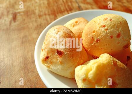 Köstliches Pao de Queijo, Traditionelles brasilianisches Käsesorten Auf Holztisch Stockfoto