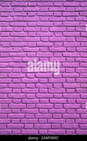 Vertikales Bild der violetten Pink-Farbenen Altern-Brick-Wand Stockfoto