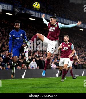 Chelseas Callum Hudson-Odoi (links) und Burnley von Matthew Lowton (2) Kampf um den Ball während der Premier League Match an der Stamford Bridge, London. Stockfoto