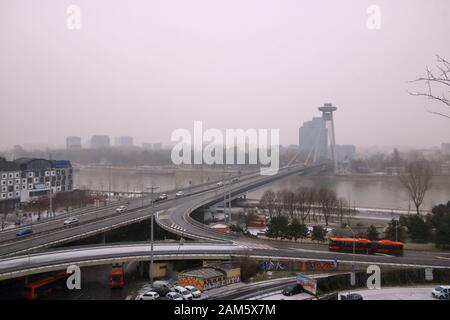 26. Januar 2019 - Bratislava, Slowakei: Blick auf die Moderne Brücke mit Aussichtsplattform und Restaurant namens UFO in der Stadt Bratislava im Winter Stockfoto