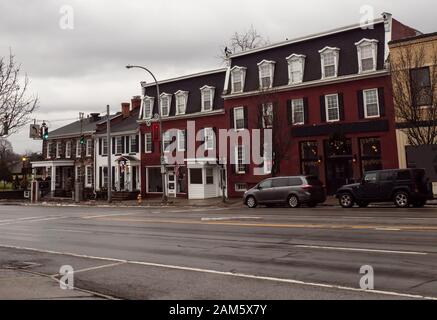 Main Street in der malerischen Kleinstadt von LeRoy, New York an einem bewölkten Nachmittag im Winter Stockfoto