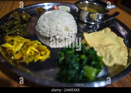 Dal Bhat serviert in einem Restaurant in Marpha in Mustang, Nepal Stockfoto