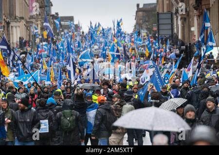 Glasgow, UK. 11 Jan, 2020. Rund 100.000 Demonstranten, die sich an der "Alle unter einem Banner "Pro - Unabhängigkeit März in Glasgow eine zweite unabhängigkeitsreferendum in Schottland zu verlangen. Credit: Richard Gass/Alamy leben Nachrichten Stockfoto