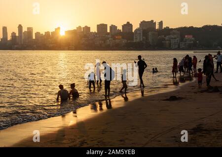 Sonnenuntergang am Chowpatty Strand in Mumbai. Indien Stockfoto