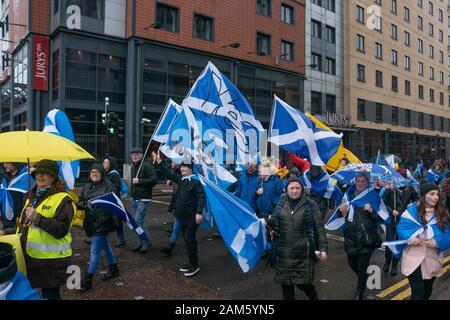 Glasgow, UK. 11 Jan, 2020. Rund 100.000 Demonstranten, die sich an der "Alle unter einem Banner "Pro - Unabhängigkeit März in Glasgow eine zweite unabhängigkeitsreferendum in Schottland zu verlangen. Credit: Richard Gass/Alamy leben Nachrichten Stockfoto