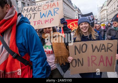 London, Großbritannien. 11. Januar 2020. Zwei Frauen mit der Plakate auf den März. Mehrere tausend Treffen außerhalb der BBC durch London zu einer Kundgebung auf dem Trafalgar Square in einem Stoppt den Krieg und CND Protest Präsident des Trump Akt des Krieges bei der Bestellung die Ermordung von iranischen allgemeine Qassem Soleimani in Bagdad bis März, Verstoß gegen das internationale Recht und die Gefahr eines größeren Krieges im Nahen Osten. Peter Marshall / alamy Leben Nachrichten Stockfoto