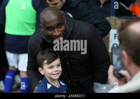 Southend On Sea, Großbritannien. 11 Jan, 2020. Sol Campbell Manager von Southend United, ein Foto mit einem Ventilator während der Sky Bet Liga 1 Übereinstimmung zwischen Southend United und Tranmere Rovers an Wurzeln Hall, Southend On Samstag, 11. Januar 2020. (Credit: Jacques Feeney | MI Nachrichten) das Fotografieren dürfen nur für Zeitung und/oder Zeitschrift redaktionelle Zwecke verwendet werden, eine Lizenz für die gewerbliche Nutzung Kreditkarte erforderlich: MI Nachrichten & Sport/Alamy leben Nachrichten Stockfoto