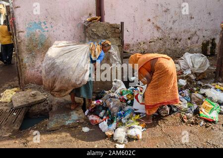 Indische Frauen sortieren Müll in Dharavi Slum in Mumbai. Indien Stockfoto