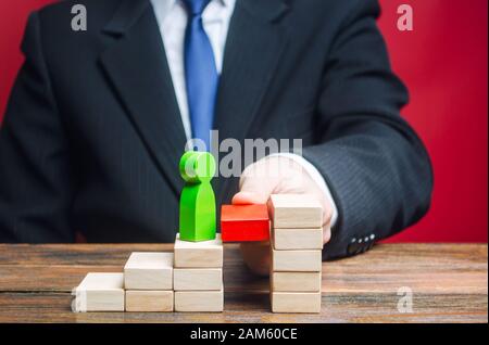 Ein Geschäftsmann hebt einen Mitarbeiter auf die Karriereleiter. Ernennung eines Mitarbeiters in eine nächste Position. Erfolgreich. Steigerung der Arbeit, Übergang zu einem neuen Niveau Stockfoto