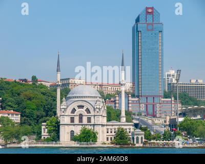 Die Dolmabache-Moschee und das Ritz Carlton Hotel an der Bosporus-Küste, von der Wasserseite aus gesehen. Foto während des Urlaubs vom Kreuzfahrtschiff aufgenommen. Stockfoto