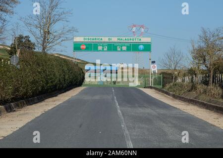 Rom, Italien. 11 Jan, 2020. Blick auf die alte Malagrotta Deponie (Foto von Matteo Nardone/Pacific Press) Quelle: Pacific Press Agency/Alamy leben Nachrichten Stockfoto