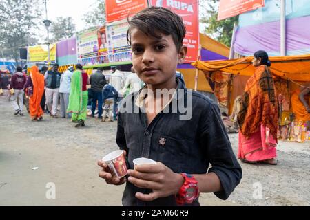 Kolkata, Indien. 11 Jan, 2020. Ein Junge an der Kolkata Durchgangslager. Er kommt mit seinen Eltern. (Foto durch Santarpan Roy/Pacific Press) Quelle: Pacific Press Agency/Alamy leben Nachrichten Stockfoto