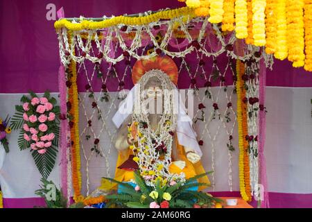 Kolkata, Indien. 11 Jan, 2020. Pilger das Idol der heilige Mann Kapil Muni in das sammellager von Gangasagar Mela. (Foto durch Santarpan Roy/Pacific Press) Quelle: Pacific Press Agency/Alamy leben Nachrichten Stockfoto