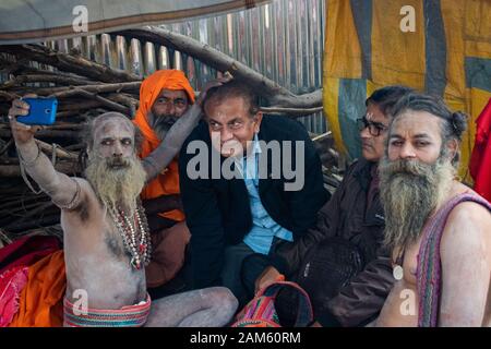 Kolkata, Indien. 11 Jan, 2020. Leute nehmen selfies mit Hinduistische Mönche. (Foto durch Santarpan Roy/Pacific Press) Quelle: Pacific Press Agency/Alamy leben Nachrichten Stockfoto