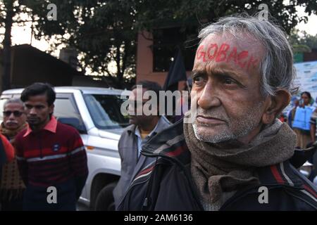 Kolkata, Indien. 11 Jan, 2020. Protest der neuen Staatsangehörigkeitsgesetz durch Schreiben Slogan auf die Stirn. (Foto durch Suraranjan Nandi/Pacific Press) Quelle: Pacific Press Agency/Alamy leben Nachrichten Stockfoto