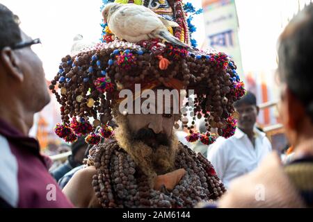 Kolkata, Indien. 11 Jan, 2020. Ein Mönch mit großen Hut und einer Taube auf Ihn (Foto durch Santarpan Roy/Pacific Press) Quelle: Pacific Press Agency/Alamy leben Nachrichten Stockfoto