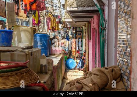 Auf der schmalen Straße in Dharavi Slum in Mumbai. Indien Stockfoto