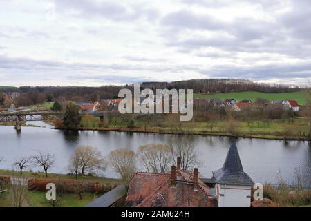 Blick auf Rochlitz in Deutschland in Europa mit der Zwickauer Mulde Stockfoto