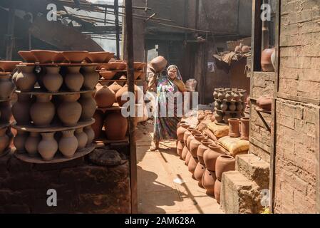 Indianerin mit Tontopf auf der Straße in Dharavi Slum in Mumbai. Indien Stockfoto