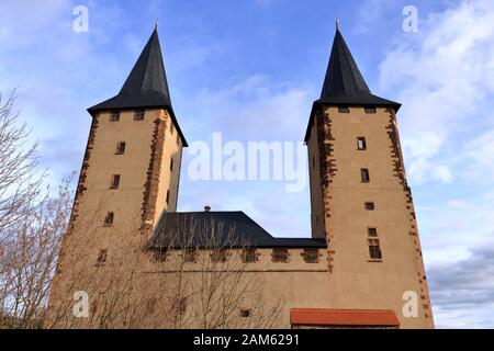 Türme der mittelalterlichen Burg in Rochlitz / Sachsen / Deutschland in Europa mit blauem Himmel und weißen Wolken Stockfoto