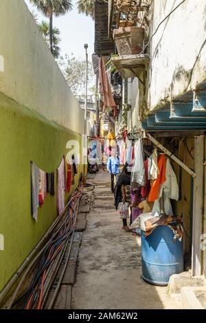 Auf der schmalen Straße in Dharavi Slum in Mumbai. Indien Stockfoto