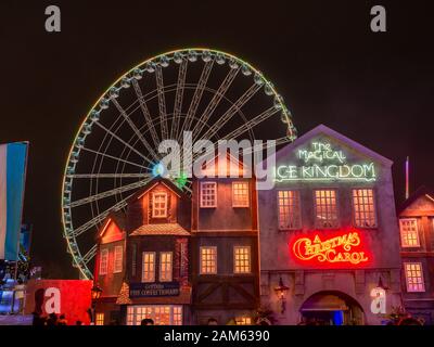 London, England, Großbritannien - 28 Dezember, 2019: Spinning Riesenrad bei Nacht im Winter Wonderland in London - Weihnachten, Großbritannien Stockfoto
