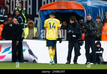 London, Großbritannien. 11 Jan, 2020. LONDON, ENGLAND - Januar 11: Pierre-Emerick Aubameyang von Arsenal erhält eine rote Karte von Schiedsrichter Paul Tierney während der Englischen Premier League Match zwischen Crystal Palace und Arsenal am 11. Januar 2020 an Selhurst Park Stadion in London, England. Credit: Aktion Foto Sport/Alamy leben Nachrichten Stockfoto