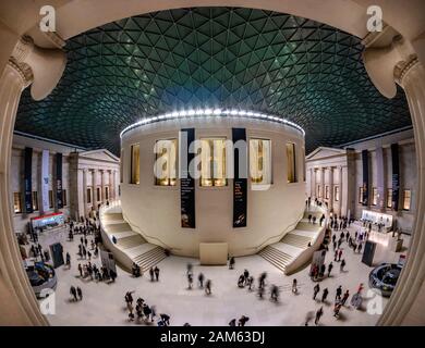 London, England, Großbritannien - 4. Januar 2020: Weiter Blick auf die Innenarchitektur und Touristen, die den zentralen Platz im British Museum besuchen Stockfoto