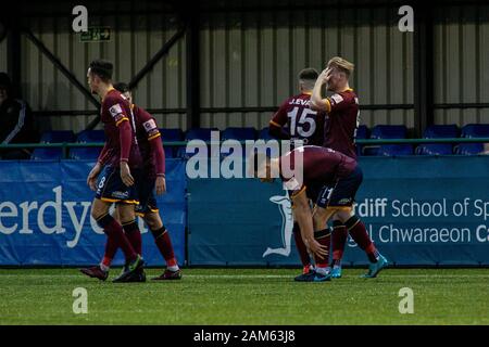 Will Evans von Cardiff Traf feiert, nachdem er seine Seiten im Tor gegen Bala Town erzielt hatte. Cardiff Metropolitan University / Bala Town in Cyncoed C Stockfoto