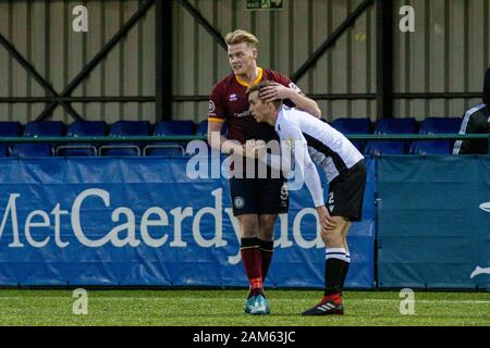 Will Evans von Cardiff Traf feiert, nachdem er seine Seiten im Tor gegen Bala Town erzielt hatte. Cardiff Metropolitan University / Bala Town in Cyncoed C Stockfoto