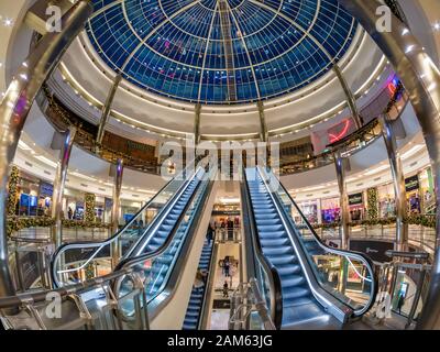 London, England, Großbritannien - 11. Dezember 2019: Großer Blick auf das Innere Eines Canada Einkaufszentrums mit kunstvoller Deckenarchitektur und rollender Treppe zu Stockfoto