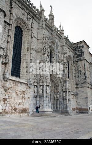 Belem, Lissabon, Portugal 2. Juni 2012 Am Tor des Klosters Jeronimos ruht ein Mann mit seinem Regenschirm. Stockfoto