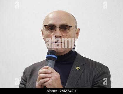 Kiew, Ukraine. 11 Jan, 2020. YEVHENII DYKHNE, Ukraine International Airlines (UIA) Präsident spricht während einer Pressekonferenz über den Absturz des Flugzeuges in Iran, am Internationalen Flughafen Boryspil in der Nähe von Kiew, Ukraine, am 11. Januar 2020. Credit: Serg Glovny/ZUMA Draht/Alamy leben Nachrichten Stockfoto