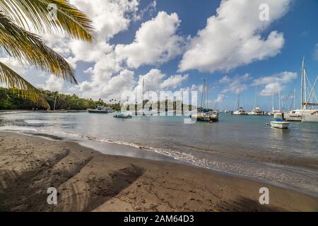 Segelboote auf dem Liegeplatz in der Blauen Lagune, in Saint Vincent, Saint Vincent und die Grenadinen Stockfoto