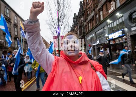 Glasgow, Schottland, Großbritannien. 11. Januar, 2020. Kampagne zur Unterstützung der schottischen Unabhängigkeit Marsch durch die Straßen von Glasgow. Im März wurde von der Gruppe organisiert alle unter einem Banner und reisten aus den Kelvingrove Park durch die Stadt Glasgow Green. Credit: Skully/Alamy leben Nachrichten Stockfoto