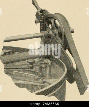 Nachlese in Biene Kultur. Abb. 5. - Details der Antriebsmechanik; die Spannrolle freigegeben und der Riemen gelockert. Motor sein wird. One-horse-powerengines der Typ hier shownconsume ein Liter Benzin inabout zehn Stunden konstante Arbeit. Wenn diese Arbeit während der wholetime Massen der Motor in den fullcapacity, über eine Quart und eine halfwill verwendet werden. Die Schmierung der oilis einen kleinen Gegenstand, wie es beno Notwendigkeit über onecents Wert einen Tag würde. Die fünf drybatteries geschickt mit dem enginewould ein Jahr mindestens, unlessthe Motor ständig 10 Stunden jeden Tag ausgeführt wurden, müssten berep whenthey Stockfoto