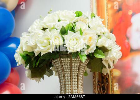 Blumenstrauß auf farbenfrohem Hintergrund. Rosenstrauß Blumen, Blütenblatt mit weißen Rosen. Einrichtung für Kinderparty, Urlaubskonzept. Stockfoto