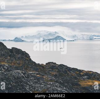 Arktische Natur Landschaft mit Eisbergen in Grönland Eisfjord mit 24.00 Uhr Sonne Sonnenuntergang Sonnenaufgang am Horizont. Am frühen Morgen Sommer alpenglow während Stockfoto