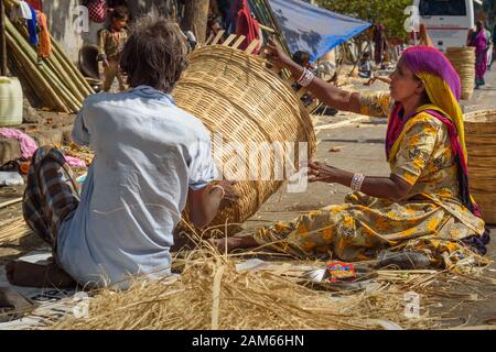 Indische Leute machen auf der Straße in Dharavi Slum in Mumbai einen Korbkorb. Indien Stockfoto