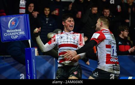 Die Gloucester Louis Rees-Zammit (links) feiert seinen zweiten Versuch des Spiels während der heineken Champions Cup pool fünf Gleichen bei Kingsholm Stadion, Gloucester. Stockfoto