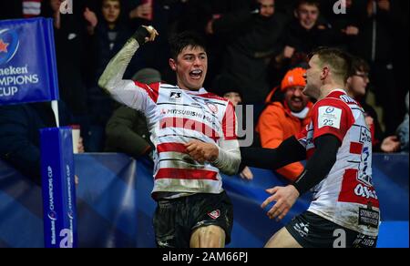 Die Gloucester Louis Rees-Zammit (links) feiert seinen zweiten Versuch des Spiels während der heineken Champions Cup pool fünf Gleichen bei Kingsholm Stadion, Gloucester. Stockfoto