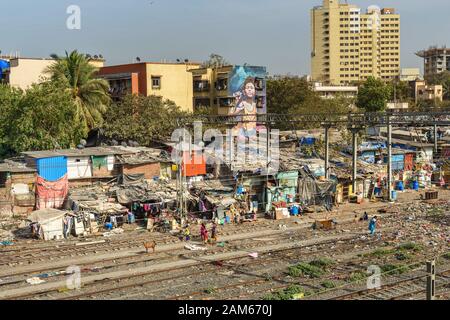 Blick auf die Mülltonnläger in der Nähe der Suburban Railway. Dharavi Slum in Mumbai. Indien Stockfoto