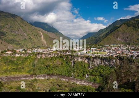 Blick auf die Stadt Baños de Agua Santa und den Fluss Pastaza in Ecuador. Stockfoto