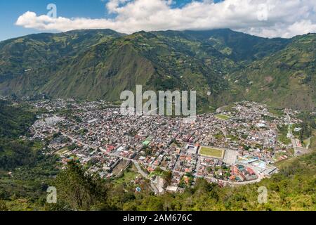 Blick auf die Stadt Baños de Agua Santa in Ecuador. Stockfoto