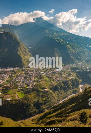Blick auf die Stadt Baños de Agua Santa und den Vulkan Tungurahua (5023m) in Ecuador. Stockfoto