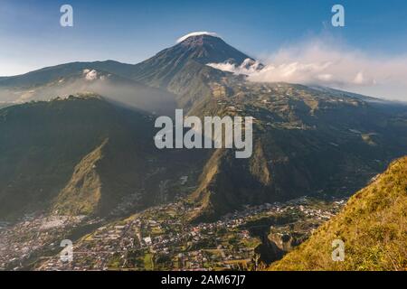 Blick auf die Stadt Baños de Agua Santa und den Vulkan Tungurahua (5023m) in Ecuador. Stockfoto