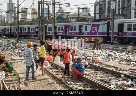 Indische Arme leben in der Nähe der Suburban Railway in Dharavi Slum in Mumbai. Indien Stockfoto