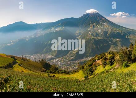 Blick auf die Stadt Baños de Agua Santa und den Vulkan Tungurahua (5023m) in Ecuador. Stockfoto